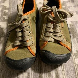 Classic KEEN low top hiking shoe sneaker size 6.5
